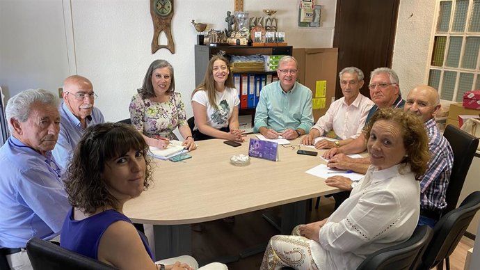 Los candidatos del PP de León al Congreso y al Senado junto con representantes de la Federación de Jubilados y Pensionistas de León.