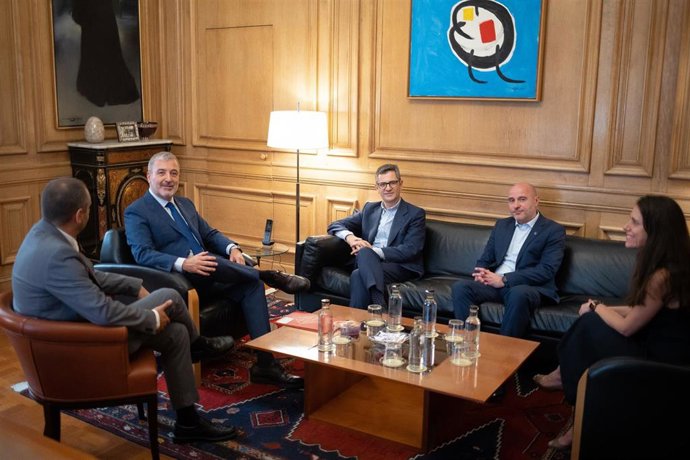 Reunión del alcalde de Barcelona, Jaume Collboni, con el ministro de la Presidencia, Félix Bolaños, y el delegado del Gobierno en Catalunya, Carlos Prieto, en el Ayuntamiento de Barcelona el 12 de julio.