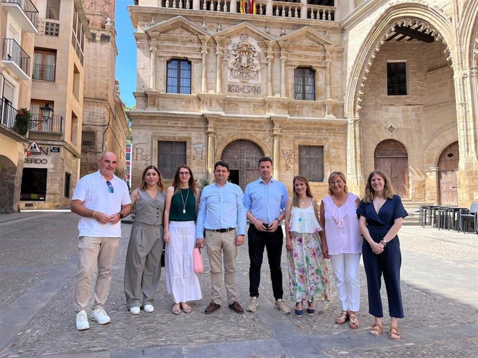 El candidato del PP al Congreso de los Diputados por Teruel, Alberto Herrero, y miembros de la candidatura delante del Ayuntamiento de Alcañiz