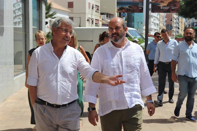 El vicesecretario de Coordinación Autonómica y Local del PP, Pedro Rollán, el candidato por el PP de Málaga al Congreso Mario Cortés y el alcalde de Estepona, José María García Urbano, en Estepona