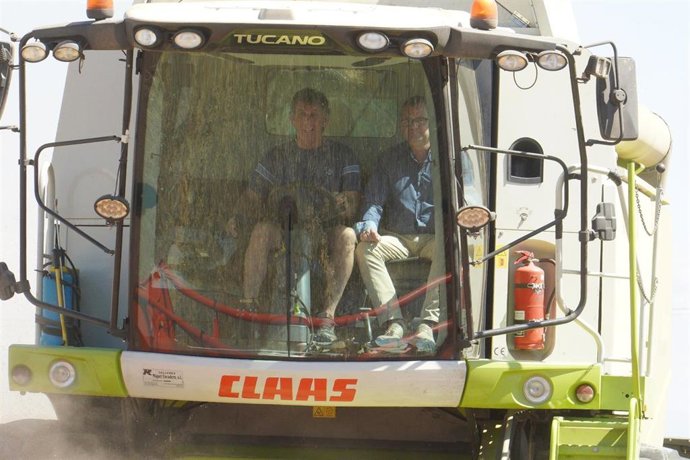El consejero de Agricultura en una cosechadora.