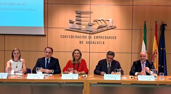 La consejera de Economía, Hacienda y Fondos Europeos, Carolina España, en la inauguración de las jornadas 'Alianzas para la Internacionalización de las empresas andaluzas', organizadas por el Club de Exportadores en la sede de la CEA.