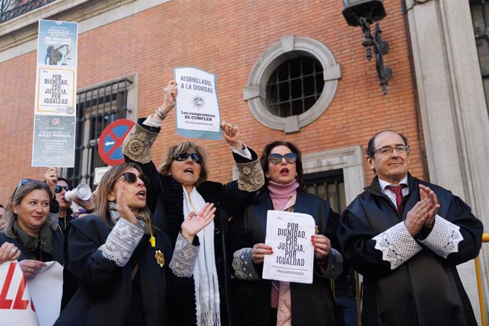 Archivo - Letrados de la Administración de Justicia (LAJ) con pancartas durante una manifestación desde Callao a San Bernardo 45, a 9 de marzo de 2023, en Madrid (España). El comité de huelga de los LAJ ha convocado hoy una nueva protesta tras las "infr