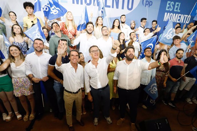 (I-D) El expresidente del Gobierno José María Aznar; el líder del PP, Alberto Núñez Feijóo y el candidato del PP a la Presidencia de la Región de Murcia, Fernando López Miras, saludan durante un acto de campaña electoral del PP, en el Auditorio Víctor V