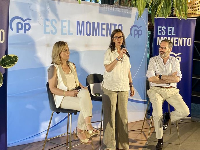 La vicesecretaria de Políticas Sociales y Reto Demográfico del Partido Popular, Carmen Fúnez (centro), participa en el Foro 'Vidas plenas en igualdad. Medidas para la conciliación familias'.