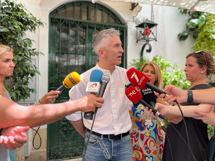 El ministro del Interior, Fernando Grande-Marlaska, atiende a los medios en Jerez de la Frontera (Cádiz).