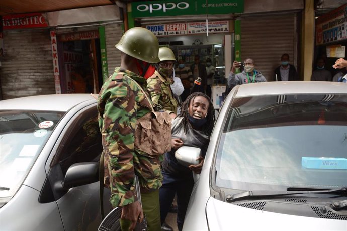 Archivo - La Policía keniana detiene a una persona durante unas protestas en la capital de Kenia, Nairobi (archivo)