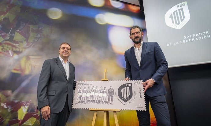 Los presidentes de Correos, Juan Manuel Serrano, y de la Federación Española de Baloncesto (FEB), Jorge Garbajosa, presentan el sello que conmemora el centenario de la FEB.