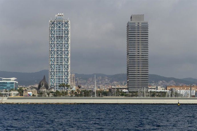 El PIB crecerá al 2,2% en 2023 y la inflación cerrará en 3,4% según las previsiones de Mapfre Economics. En la imagen, vista de la torre Mapfre y el hotel Arts en la ciudad de Barcelona.