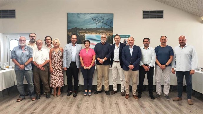 Participantes y moderadores del debate organizado por la Mesa en Defensa del Ferrocarril de Almería con motivo del 23J.