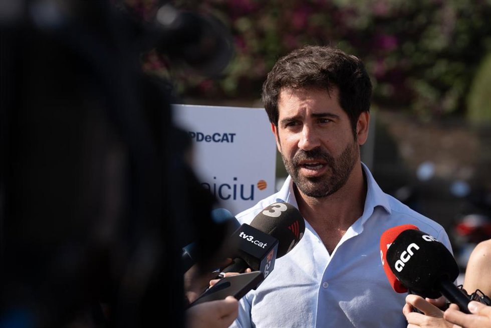 El cabeza de lista del PDeCAT al Congreso, Roger Montañola, atiende a los medios de comunicación, a 10 de julio de 2023, en Barcelona, Catalunya (España). 