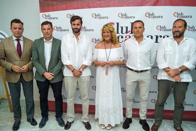 La alcaldesa de Huelva, Pilar Miranda, en su encuentro con miembros del Club Cámara Huelva.