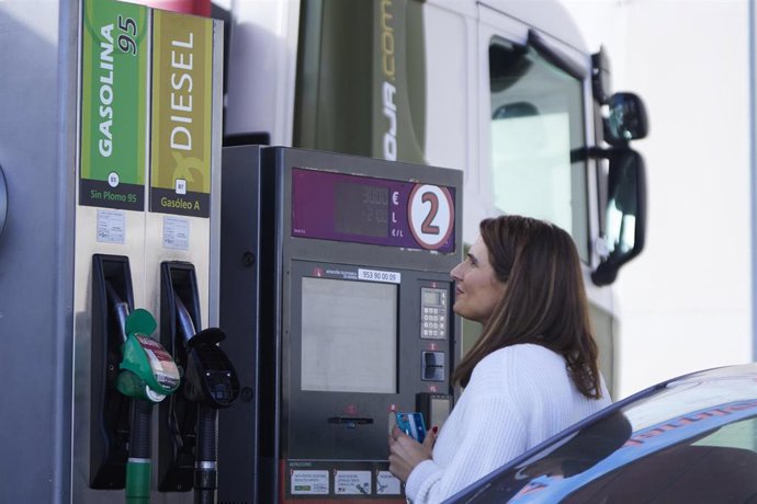 Archivo - Una mujer paga en una gasolinera autoservicio, a 3 de enero de 2023 en Sevilla (Andalucía, España). 