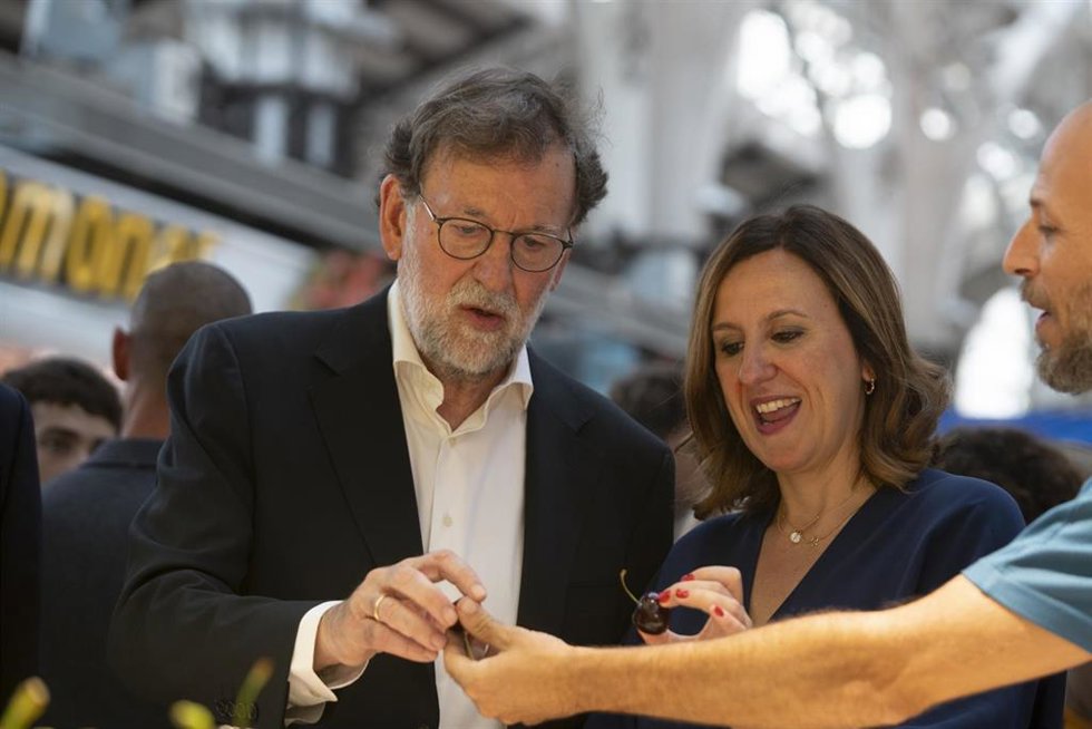 El expresidente del Gobierno y del PP Mariano Rajoy junto a la alcaldesa de Valncia, María José Catalá, durante su visita al Mercado Central.