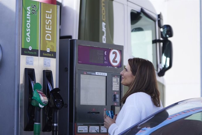 Archivo - Una mujer paga en una gasolinera autoservicio tras la supresión de la bonificación de 0,20 por el gobierno de España, a 3 de enero de 2023 en Sevilla (Andalucía, España). Desde el inicio del nuevo año, 2023, el gobierno de España suprimió la 
