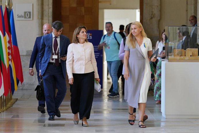 Teresa Ribera y Kadri Simson, a su llegada a la sala de prensa para comparecer ante los medios.