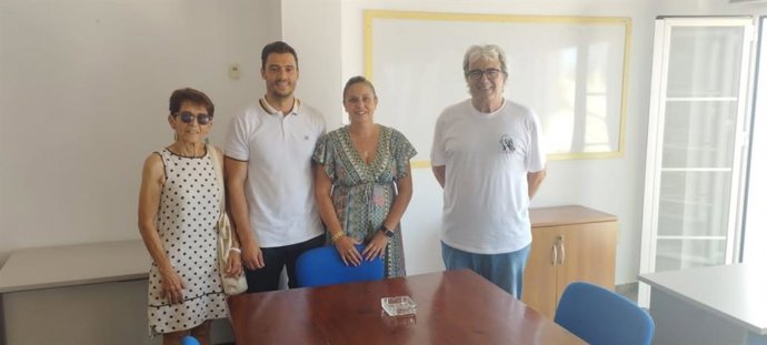El candidato al Congreso por Sumar de la provincia de Málaga José Miguel López, junto con Maricarmen Navas, Patrona Mayor de la Cofradía de Pescadores de La Caleta de Vélez, en un encuentro