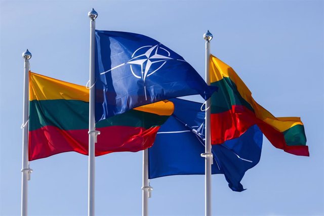 Imagen de archivo de banderas de la OTAN. 
