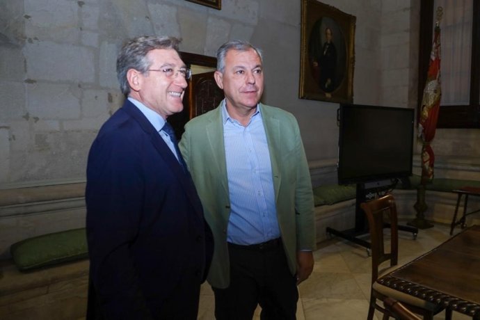 De izquierda a derecha, Rafael Carmona, presidente del Puerto de Sevilla, y el alcalde de Sevilla, José Luis Sanz.