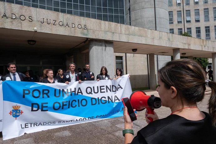 Abogados del turno de oficio sujetan una pancarta durante una manifestación, a 12 de julio de 2023, en Santiago de Compostela, A Coruña, Galicia (España). A esta huelga, convocada por el Sindicato de Abogados Venia, han sido convocados los letrados que 