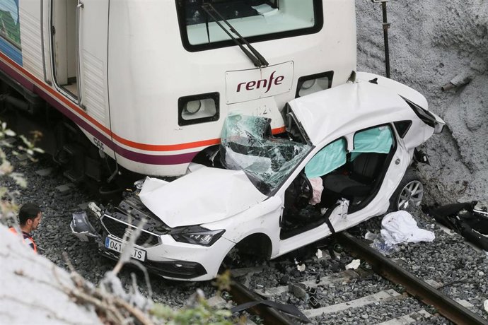 Vista del choque del tren a un coche en un paso a nivel, a 12 de julio de 2023, en Lugo, Galicia (España). Un tren ha arrollado hoy a un coche con tres ocupantes en un paso a nivel sin barreras en la parroquia de Recimil, en el municipio de Lugo. El sin