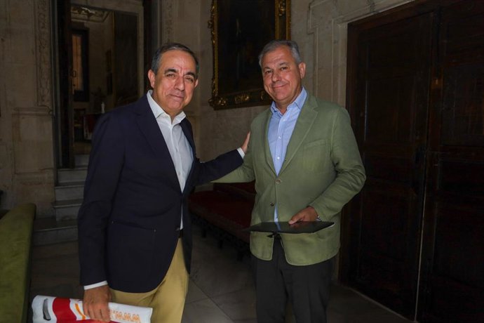 De izquierda a derecha, el rector de la US, Miguel Ángel Castro, y el alcalde de Sevilla, José Luis Sanz, en el primer encuentro institucional en el Ayuntamiento de Sevilla.