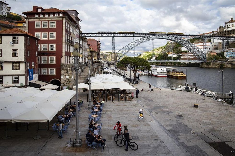 Archivo - Terrazas a la orilla del Duero en Oporto.