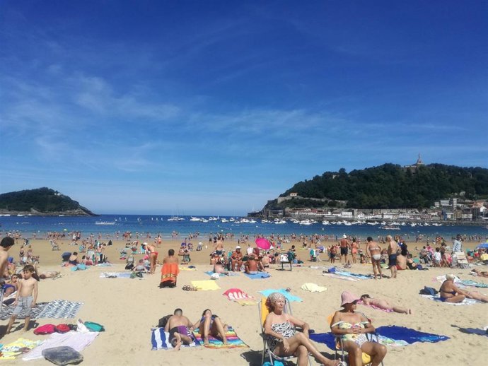 Archivo - Playa de la Concha de San Sebastián