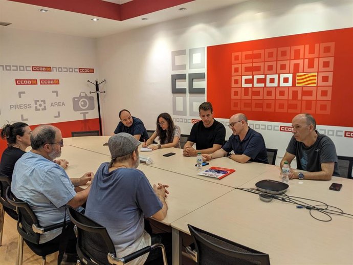 Los candidatos de Sumar al Congreso por Zaragoza, Jorge Pueyo y Laura Vergara, participan en un encuentro con CCOO.