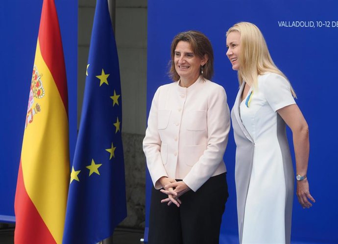 Teresa Ribera (i) y Kadri Simson, antes de comenzar las reuniones.