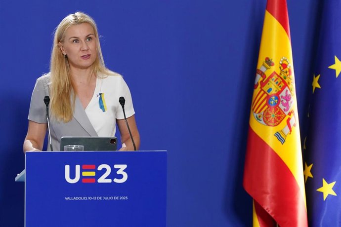 La comisaria de energía de la UE, Kadri Simson, ofrece una rueda de prensa tras la tercera jornada de la reunión informal de ministros de Medio Ambiente y Energía de la Unión Europea (UE), en el marco de la Presidencia española de la Unión Europea, a 12