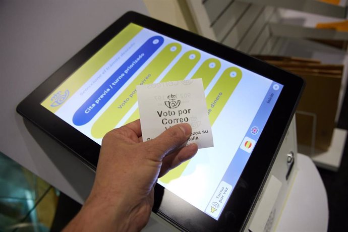 Archivo - Una persona con un ticket de voto por correo en la oficina de Correos de Cibeles, a 1 de junio de 2023, en Madrid (España). La solicitud de voto por correo puede realizarse en todas las oficinas de Correos de España. 