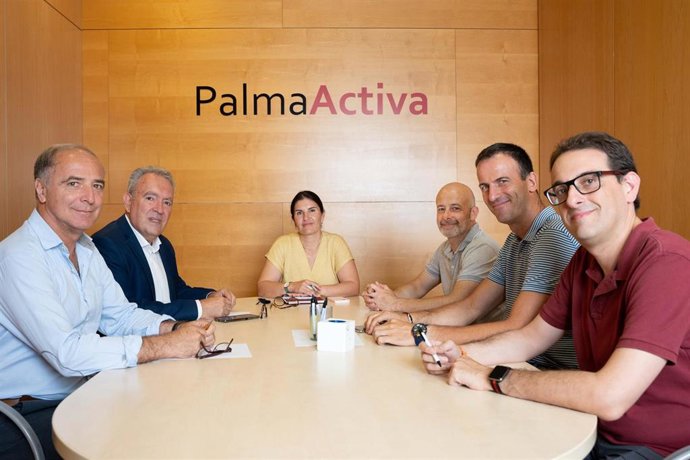 La concejal de Economía y Comercio del Ayuntamiento de Palma, Lupe Ferrer, mantiene un encuentro con los representantes de Pimem.