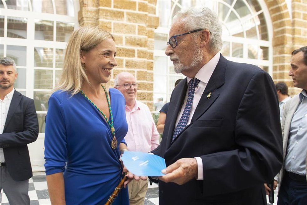 Jesús Maeztu con la presidenta de la Diputación de Cádiz, Almudena Martínez.