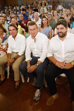 El ex presidente del Gobierno y del PP José María Aznar,   junto al presidente del PP y candidato a la Presidencia del Gobierno, Alberto Nuñez Feijoo, y el líder del PP regional, Fernando López Miras