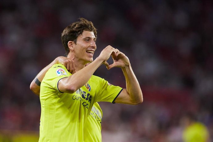 Archivo - El defensa Pau Torres celebra un gol con el Villarreal en el Sánchez-Pizjuán.