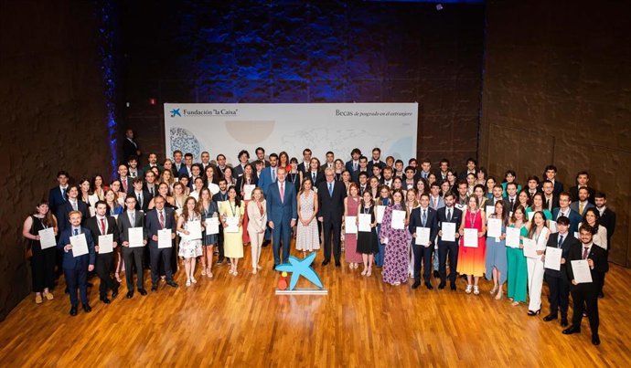 Foto de familia de la ceremonia de entrega de las becas de posgrado en el extranjero de la Fundación la Caixa en la convocatoria de 2022. Ceremonia celebrada en el CaixaForum en Madrid, el 12 de julio de 2023
