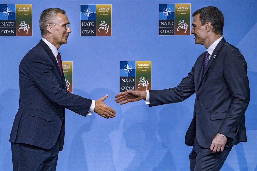 El presidente del Gobierno, Pedro Sánchez, saluda al secretario general de la OTAN, Jens Stoltenberg en la Cumbre de la OTAN que se celebra en Vilna (Lituania)