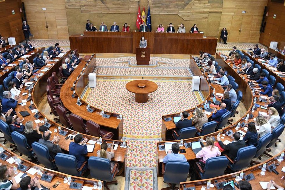 La presidenta en funciones de la Comunidad de Madrid, Isabel Díaz Ayuso, interviene durante el pleno de su investidura, en la Asamblea de Madrid, a 21 de junio de 2023, en Madrid (España).