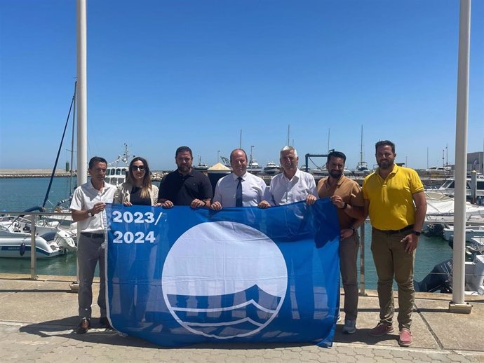 Bandera azul en el puerto deportivo de Rota.