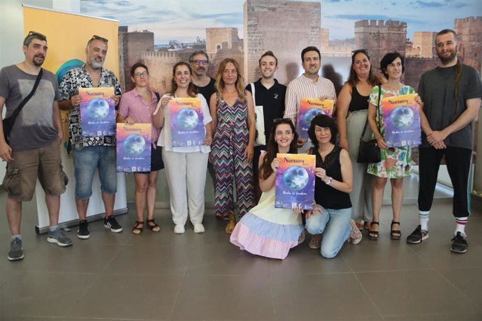 La responsable municipal del Área de Identidad, Lola Aquino, y el delegado de Turismo del Ayuntamiento de Alcalá de Guadaíra, Christopher Rivas, junto a la empresa EndirectoFT y artistas de esta edición.