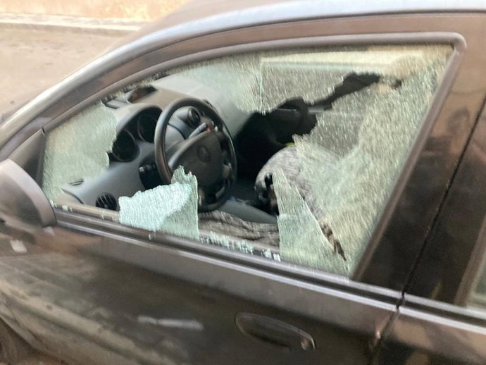 Coche con una ventanilla fracturada.