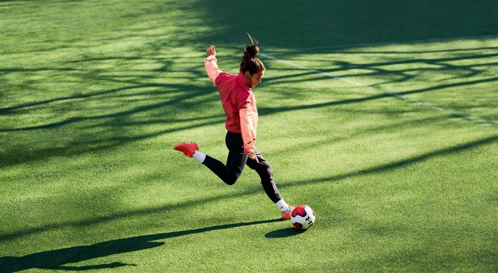 Under Armour presenta una bota de fútbol adaptada a la mujer para estar 'listas para la batalla'.