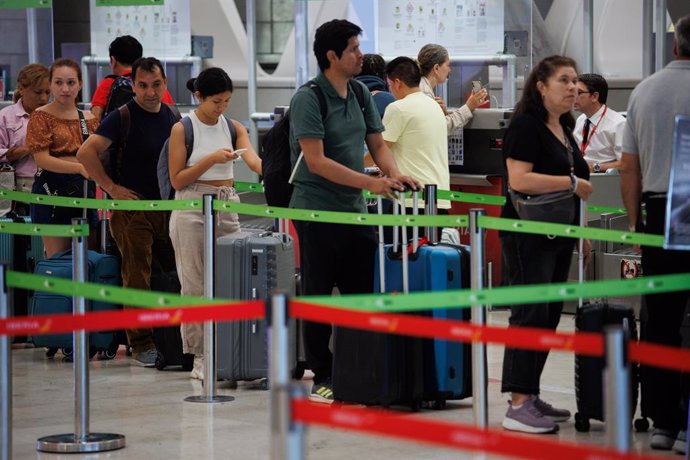 Varias personas hacen cola en la terminal T4 del aeropuerto Adolfo Suárez-Madrid Barajas, a 30 de junio de 2023, en Madrid (España). 