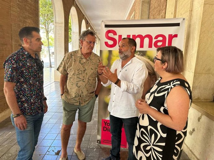 El candidato al Congreso de los Diputados por Sumar en la provincia de Huelva, Rafael Sánchez Rufo, con personas del mundo de la cultura en Huelva.