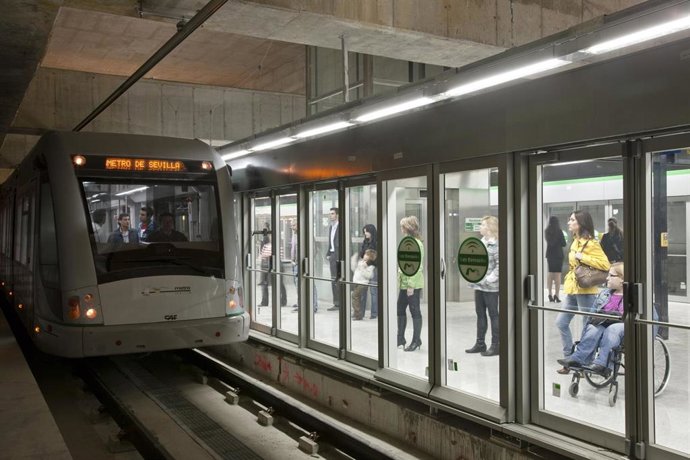 Archivo - El Metro de Sevilla circulando por una de sus estaciones