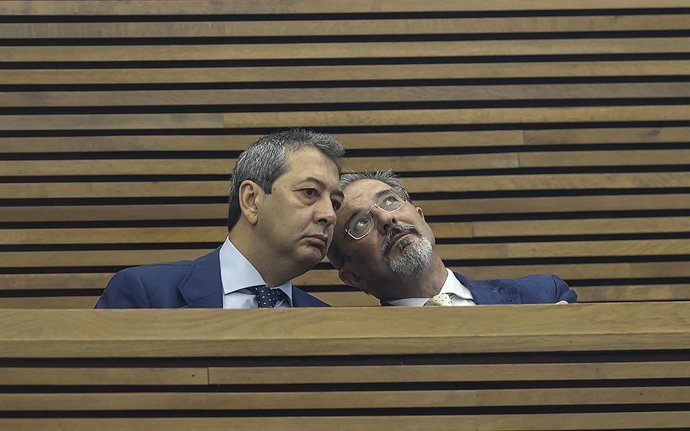 El  futuro vicepresidente de la Generalitat Valenciana y responsable de Cultura, Vicente Barrera (i) y el número 1 de VOX al Congreso por Valencia, Carlos Flores, en una imagen de archivo. 