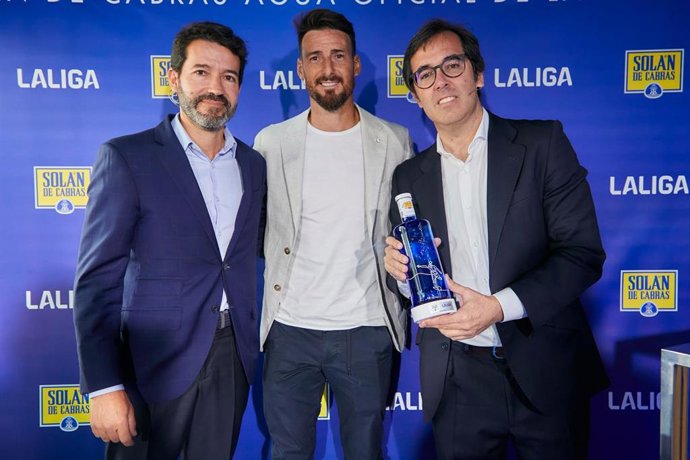 Jorge de la Vega, director comercial y de marketing de LaLiga, Aritz Aduriz, embajador de LaLiga, y Jesús Núñez, director general de la Unidad de Aguas de Mahou, durante el acto de presentación de Solan de Cabras como nuevo patrocinador de LaLiga.