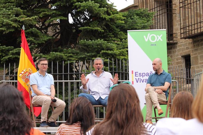 El vicepresidente de VOX, Javier Ortega Smith, en un acto público en Jaca (Huesca), con el candidato de este partido al Congreso por la provincia, Josema Vallejo, a su derecha.