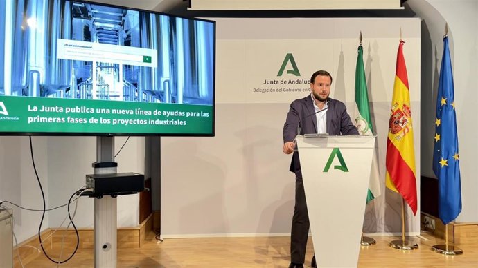 El delegado territorial de Economía, Hacienda, Fondos Europeos,  Industria, Energía y Minas, Agustín López, en rueda de prensa.